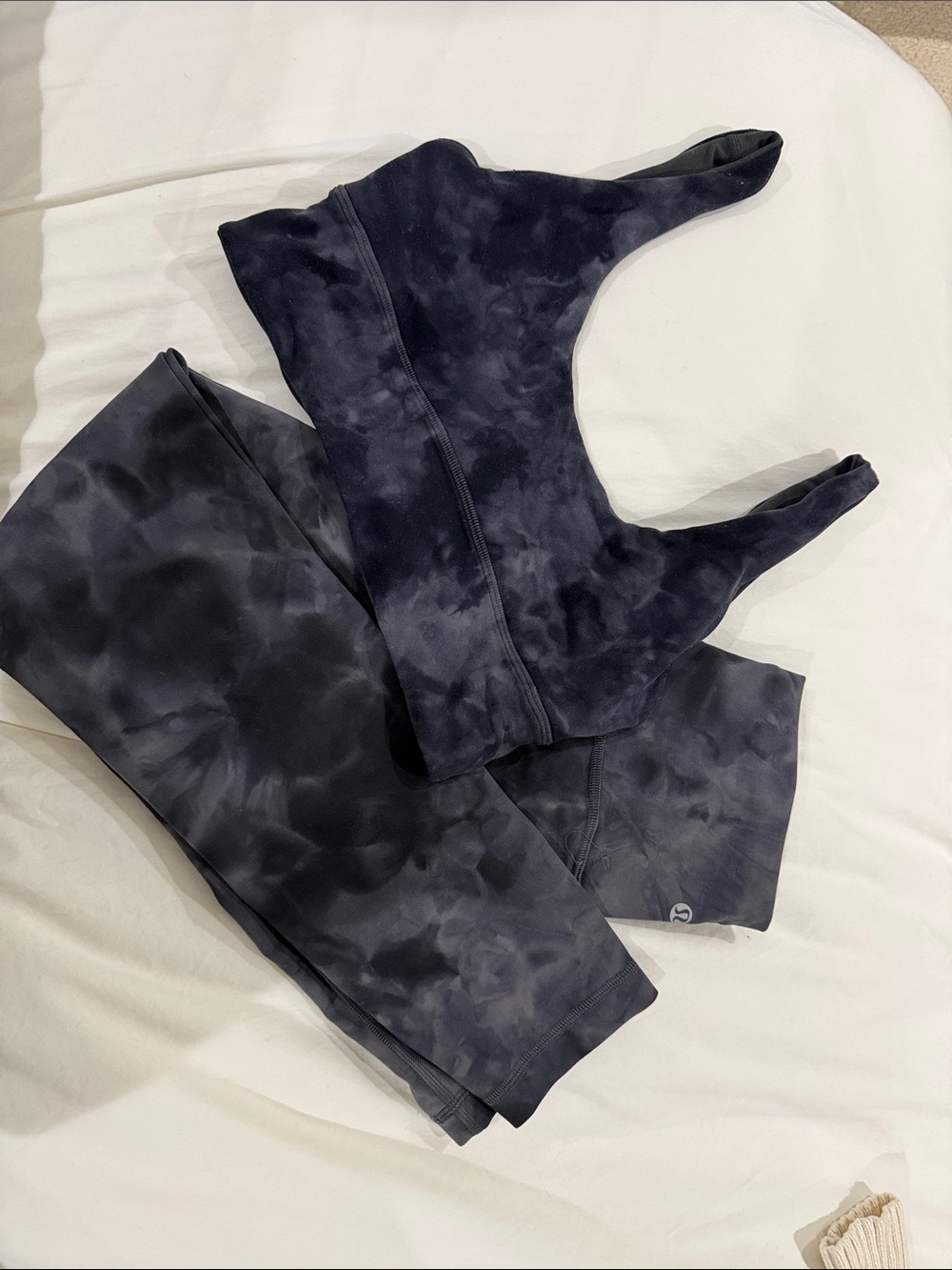 lululemon Black Tie-Dye High-Rise Leggings & Reversible Sports Bra Set (size 6)